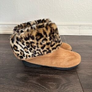 ISOTONER buckskin leopard slipper.